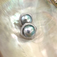 Lade das Bild in den Galerie-Viewer, Peacock Light Grey Mabe Pearl Stud Earrings with Cz Accents, Sterling Silver
