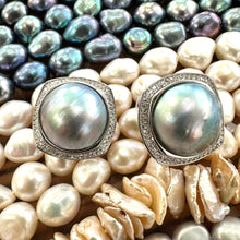 Lade das Bild in den Galerie-Viewer, Peacock Light Grey Mabe Pearl Stud Earrings with Cz Accents, Sterling Silver
