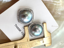 Lade das Bild in den Galerie-Viewer, Peacock Light Grey Mabe Pearl Stud Earrings with Cz Accents, Sterling Silver
