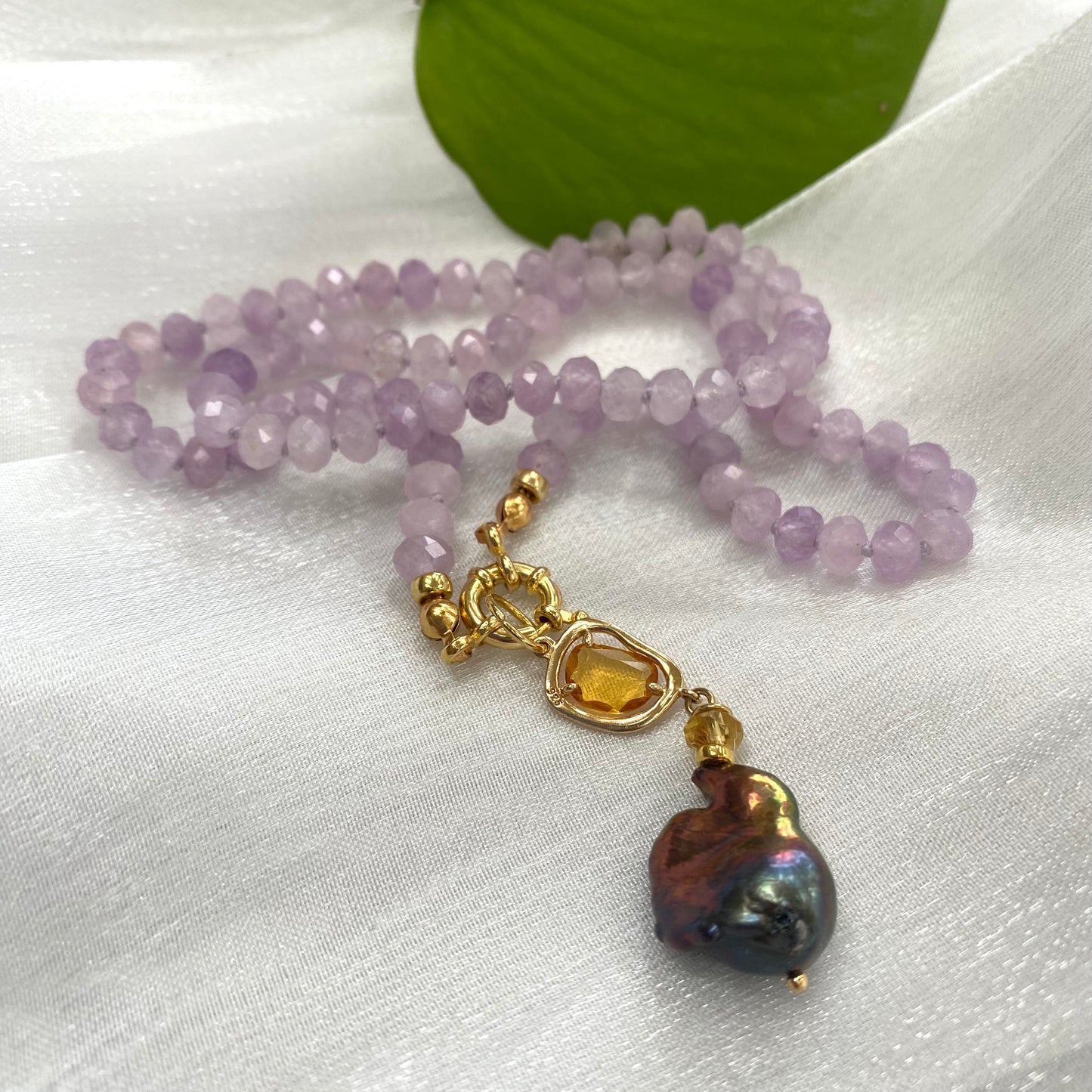 Lavender amethyst baroque pearl necklace featuring light-purple beads and a colorful Baroque pearl pendant.
