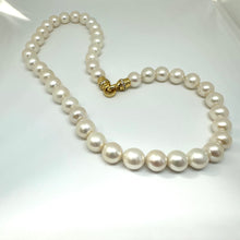Carica l&#39;immagine nel visualizzatore di Gallery, White Pearl Necklace &amp; Optional Cross Pendant
