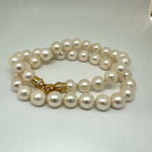 Carica l&#39;immagine nel visualizzatore di Gallery, White Pearl Necklace &amp; Optional Cross Pendant
