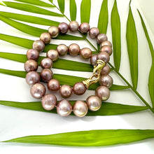 Cargar imagen en el visor de la galería, Metallic Edison Pearl Necklace 12–14mm | 18”
