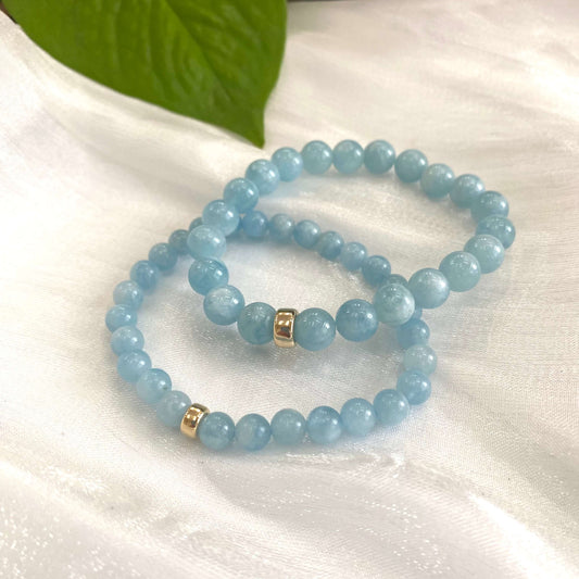 Aquamarine stretch bracelet made of 6mm and 8mm AAA Aquamarine beads with 14K gold filled accents.