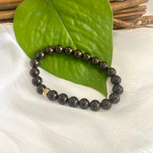 Carica l&#39;immagine nel visualizzatore di Gallery, Dark Red Garnet Stretchy Bracelet in 6 or 8mm, Freshwater Pearls, Gold Filled, January Birthday Gift, 7&quot;inch
