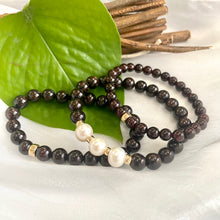 Carica l&#39;immagine nel visualizzatore di Gallery, Dark Red Garnet Stretchy Bracelet in 6 or 8mm, Freshwater Pearls, Gold Filled, January Birthday Gift, 7&quot;inch 
