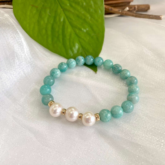 Amazonite freshwater pearl bracelet featuring 8mm Russian Amazonite beads and 9-10mm freshwater pearls.