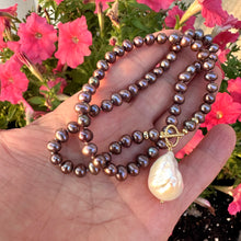 Cargar imagen en el visor de la galería, Bois de Rose Pearls Toggle Necklace &amp; White Baroque Pearl Pendant
