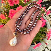 Cargar imagen en el visor de la galería, Bois de Rose Pearls Toggle Necklace &amp; White Baroque Pearl Pendant
