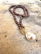 Cargar imagen en el visor de la galería, Bois de Rose Pearls Toggle Necklace &amp; White Baroque Pearl Pendant
