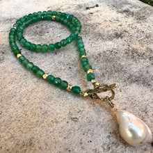 Cargar imagen en el visor de la galería, Green Onyx &amp; Baroque Pearl Toggle Necklace, Gold Bronze
