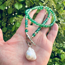 Cargar imagen en el visor de la galería, Green Onyx &amp; Baroque Pearl Toggle Necklace, Gold Bronze

