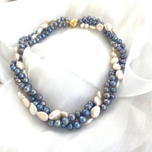 Cargar imagen en el visor de la galería, Multi Strand Twisted Black &amp; White Pearl Necklace, 17&quot;
