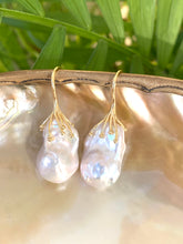 Carica l&#39;immagine nel visualizzatore di Gallery, White Baroque Pearl Drop Earrings, in Silver or GV
