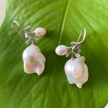 Carica l&#39;immagine nel visualizzatore di Gallery, Rose Leaf Design Baroque pearls Earrings, In Silver
