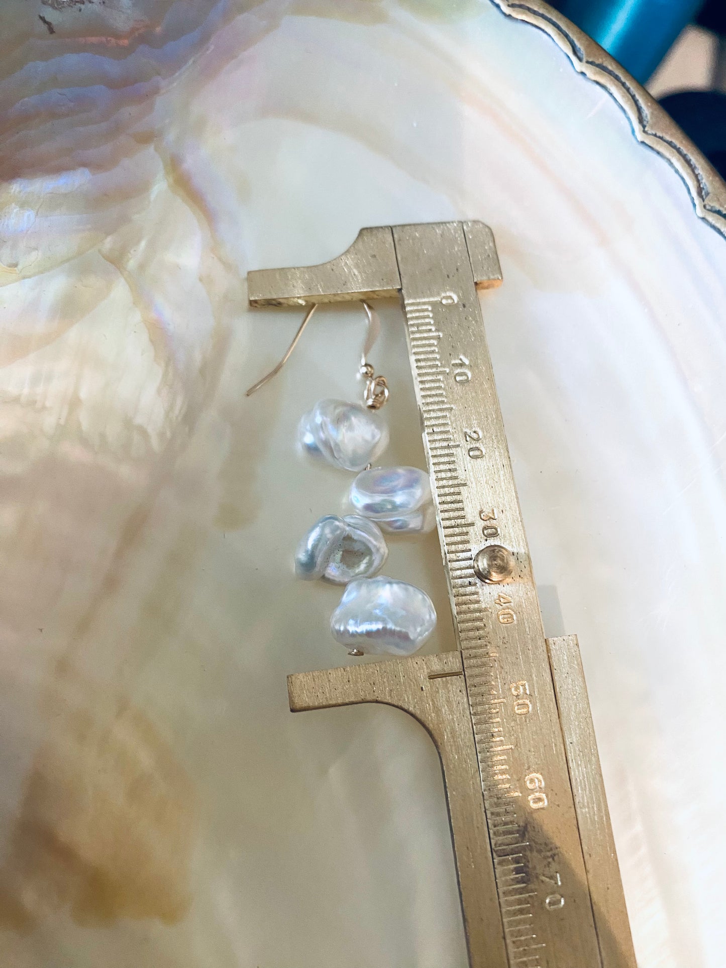 Boucles d'oreilles pendantes en perles Keshi et plaqué or | Crochets français