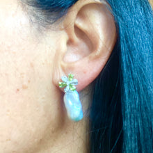 Cargar imagen en el visor de la galería, Peridot Studs &amp; Removable White Small Baroque Pearl Drop Earrings
