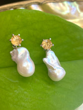 Cargar imagen en el visor de la galería, Citrine Studs &amp; Removable Baroque Pearl Earrings

