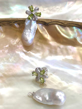Cargar imagen en el visor de la galería, Peridot Studs &amp; Removable White Small Baroque Pearl Drop Earrings
