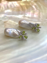 Cargar imagen en el visor de la galería, Peridot Studs &amp; Removable White Small Baroque Pearl Drop Earrings
