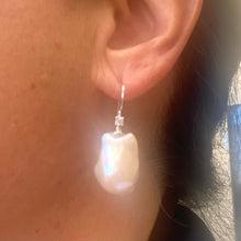 Cargar imagen en el visor de la galería, Golden Baroque Pearl Drop Earrings with Cz, in Silver
