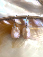 Cargar imagen en el visor de la galería, Golden Baroque Pearl Drop Earrings with Cz, in Silver
