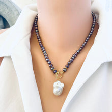 Carica l&#39;immagine nel visualizzatore di Gallery, Lavender Pearls Toggle Necklace &amp; White Baroque Pearl Pendant
