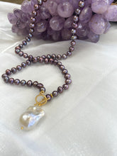 Carica l&#39;immagine nel visualizzatore di Gallery, Lavender Pearls Toggle Necklace &amp; White Baroque Pearl Pendant
