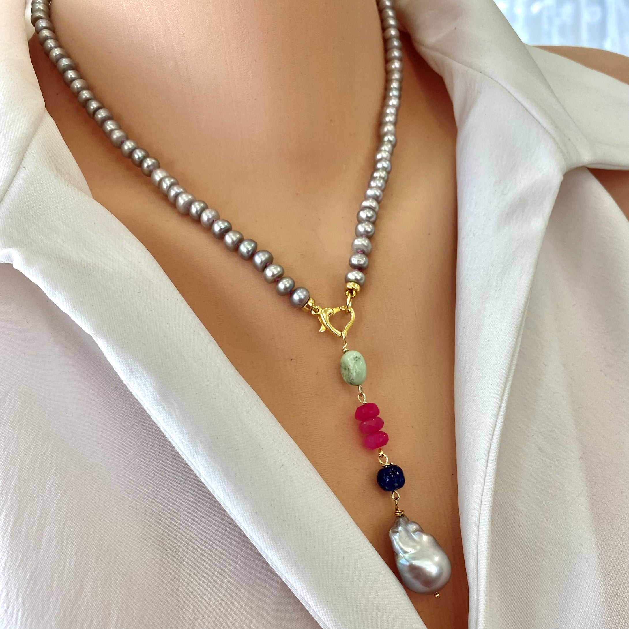 Collier de perles grises, calcédoine, chrysoprase, lapis-lazuli et pendentif amovible en perles baroques, vermeil doré, 45,7 cm
