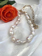 Carica l&#39;immagine nel visualizzatore di Gallery, Half White Baroque Pearl &amp; Half Chunky Gold Chain Necklace
