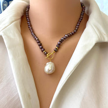 Cargar imagen en el visor de la galería, Bois de Rose Pearls Toggle Necklace &amp; White Baroque Pearl Pendant
