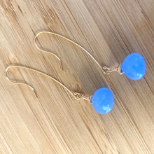 Lade das Bild in den Galerie-Viewer, Blue Chalcedony Briolettes Earrings, Gold Filled Threader Earrings
