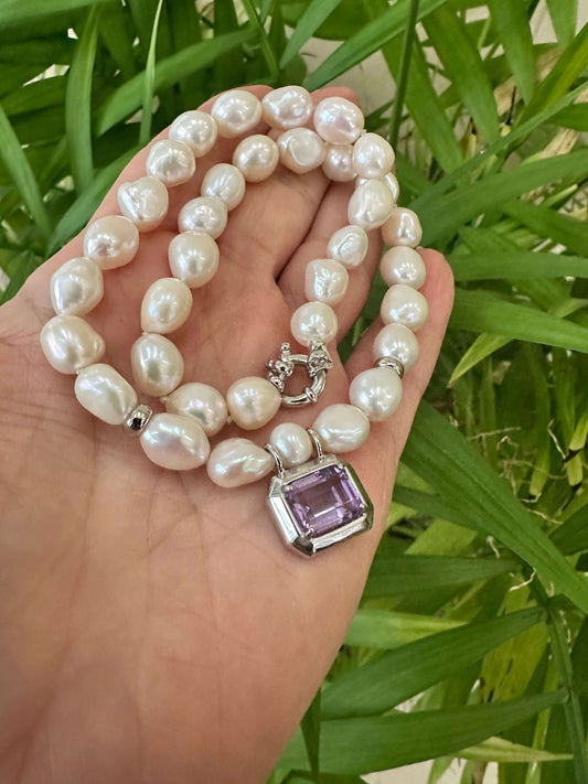 White Nugget Pearl Necklace with Amethyst Pendant – 'Viola' Collection, showcasing lustrous white pearls and an elegant amethyst pendant.