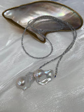 Cargar imagen en el visor de la galería, Labradorite &amp; Two Baroque Pearl Lariat Necklace | 52&quot;

