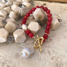 Cargar imagen en el visor de la galería, Red Coral and White Baroque Pearl Beaded Bracelet, Red Bamboo Coral Beads, Gold Plated Details, 7&quot;inches
