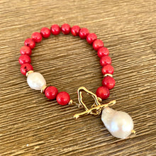 Cargar imagen en el visor de la galería, Red Coral and White Baroque Pearl Beaded Bracelet, Red Bamboo Coral Beads, Gold Plated Details, 7&quot;inches
