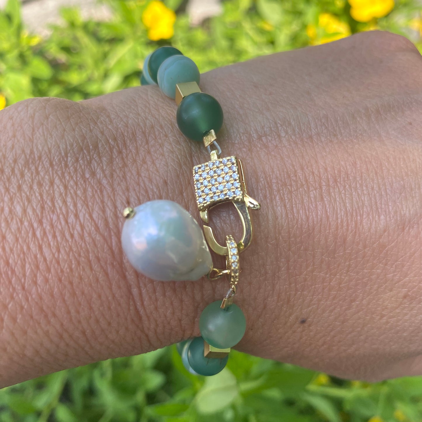 Sardonyx baroque pearl bracelet close-up highlighting green beads and baroque pearl