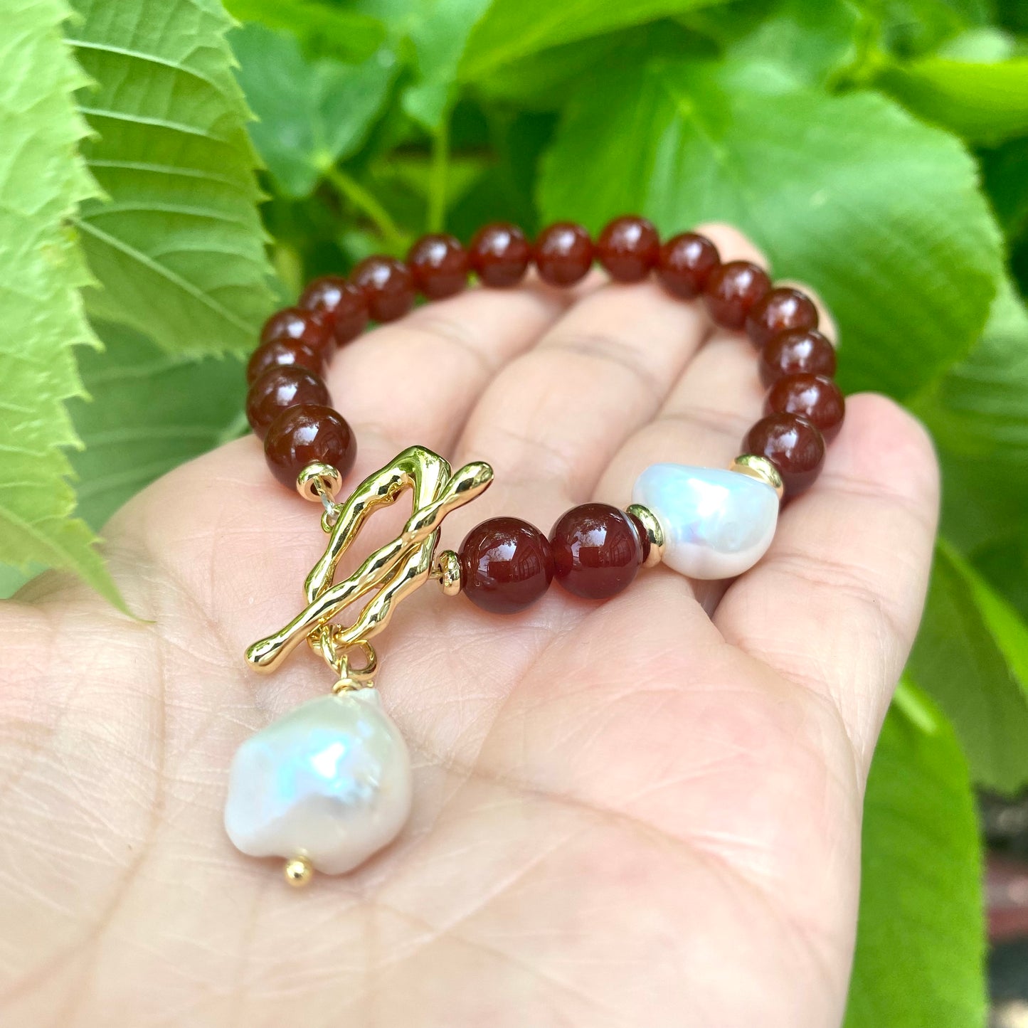 Carnelian pearl bracelet featuring burnt orange beads and white baroque pearl, showcasing a perfect blend of elegance and natural energy.