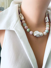Lade das Bild in den Galerie-Viewer, Close-up angled view of morganite and jade necklace with baroque pearls on mannequin, showing soft pink and green gemstones.
