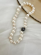 Lade das Bild in den Galerie-Viewer, White Round Edison Pearl Necklace, 11–15mm, CZ Pavé Gunmetal Magnetic Clasp, 16"

