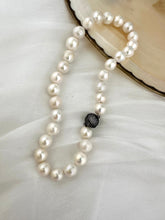 Lade das Bild in den Galerie-Viewer, White Round Edison Pearl Necklace, 11–15mm, CZ Pavé Gunmetal Magnetic Clasp, 16"
