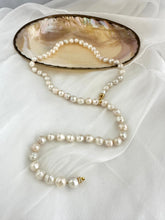 Lade das Bild in den Galerie-Viewer, White Avocado Edison Pearl Y Necklace, 9–10mm Hand Knotted Baroque Pearls, 29" or 33", Vermeil Gold Clasp
