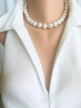 Lade das Bild in den Galerie-Viewer, White Round Edison Pearl Necklace, 11–15mm, CZ Pavé Gunmetal Magnetic Clasp, 16"
