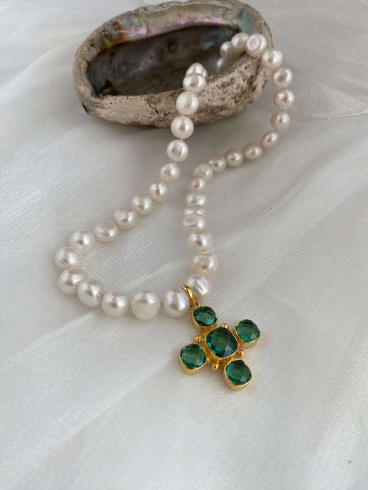 Potato pearl necklace with cross pendant adorned with green quartz, showcasing elegance and modern detail.