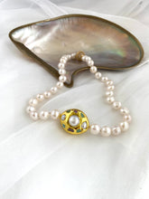 Lade das Bild in den Galerie-Viewer, White Pearl Necklace, 9–11mm, Gold Plated Focal Accent, Magnetic Clasp, 16"–18"
