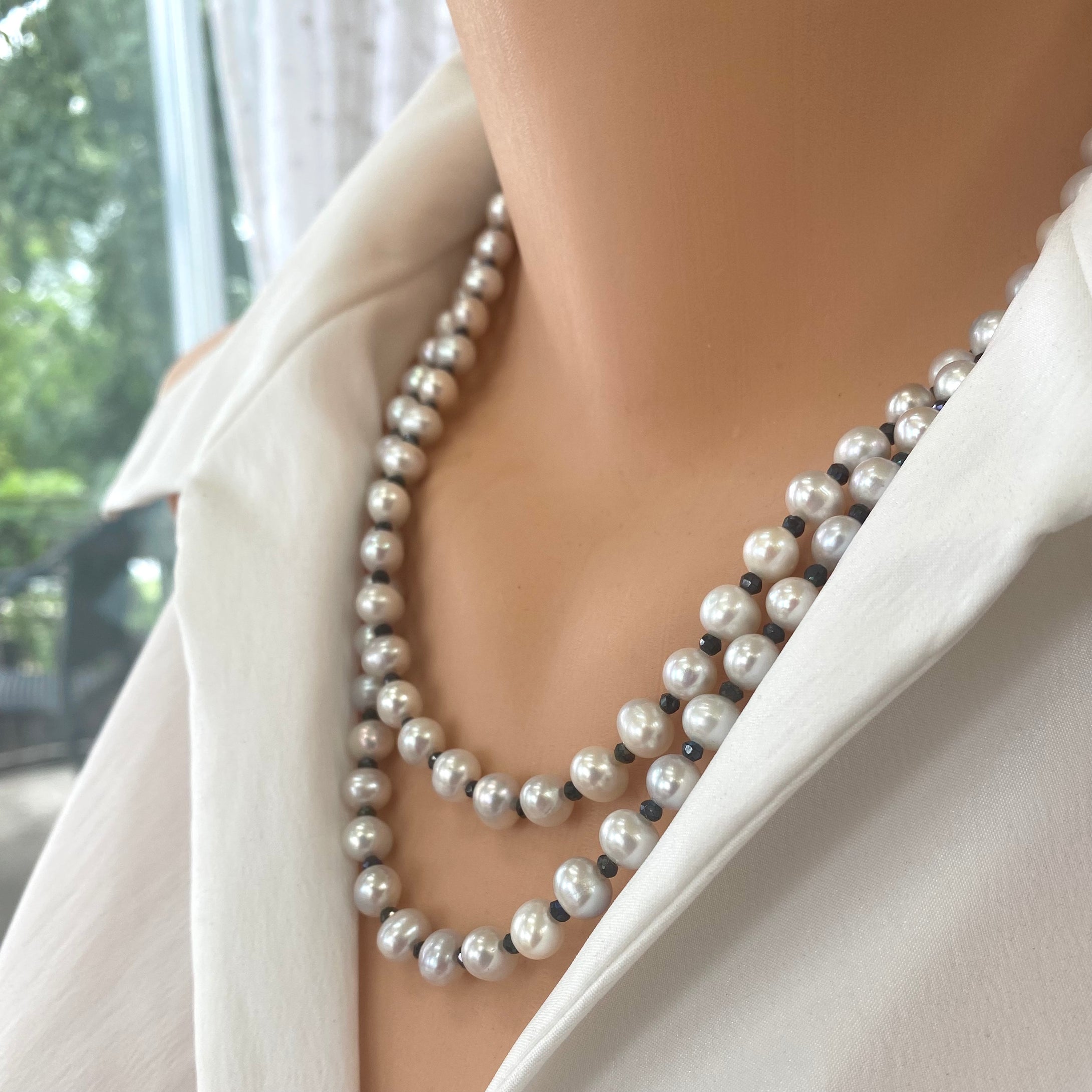 Collier long en perles d'eau douce gris clair et spinelle, argent, 104 cm