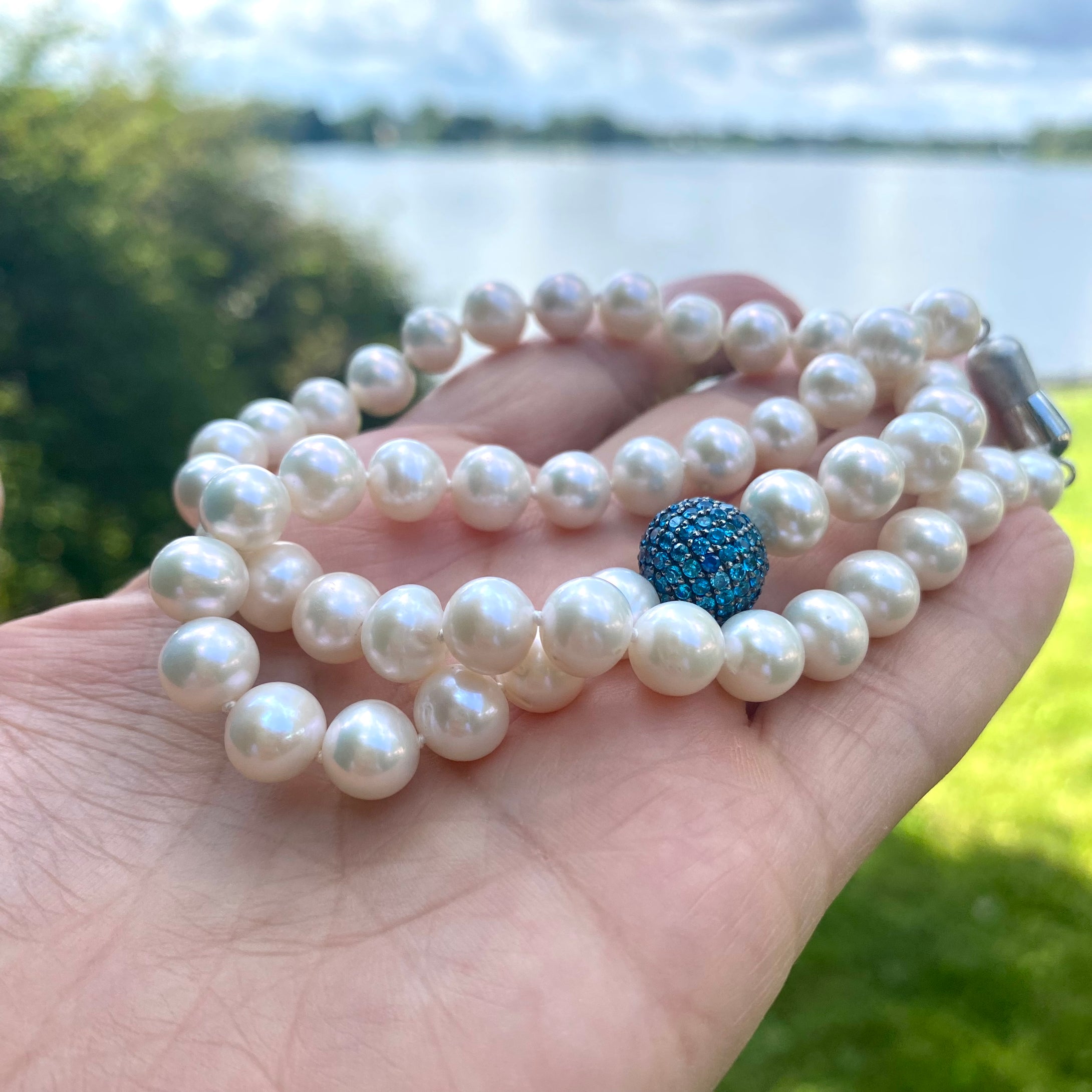 Collier classique en argent avec perles blanches et zircones cubiques bleu turquoise et fermoir magnétique, 45,7 cm
