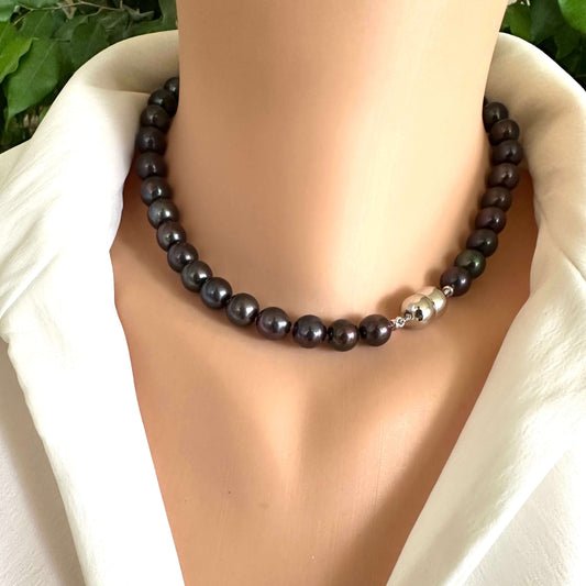 Beaded necklace on a mannequin with a white garment