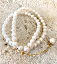 Cargar imagen en el visor de la galería, Elegant Freshwater Pearl Necklace w Gold Filled Heart Chain
