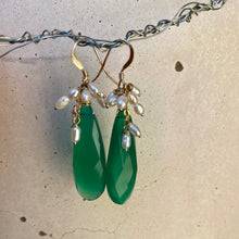 Cargar imagen en el visor de la galería, Emerald Green Chalcedony Cluster Earrings w Freshwater Pearls &amp; Gold Filled
